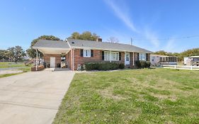 Spacious Home With Waterfront View-Welcome Pets