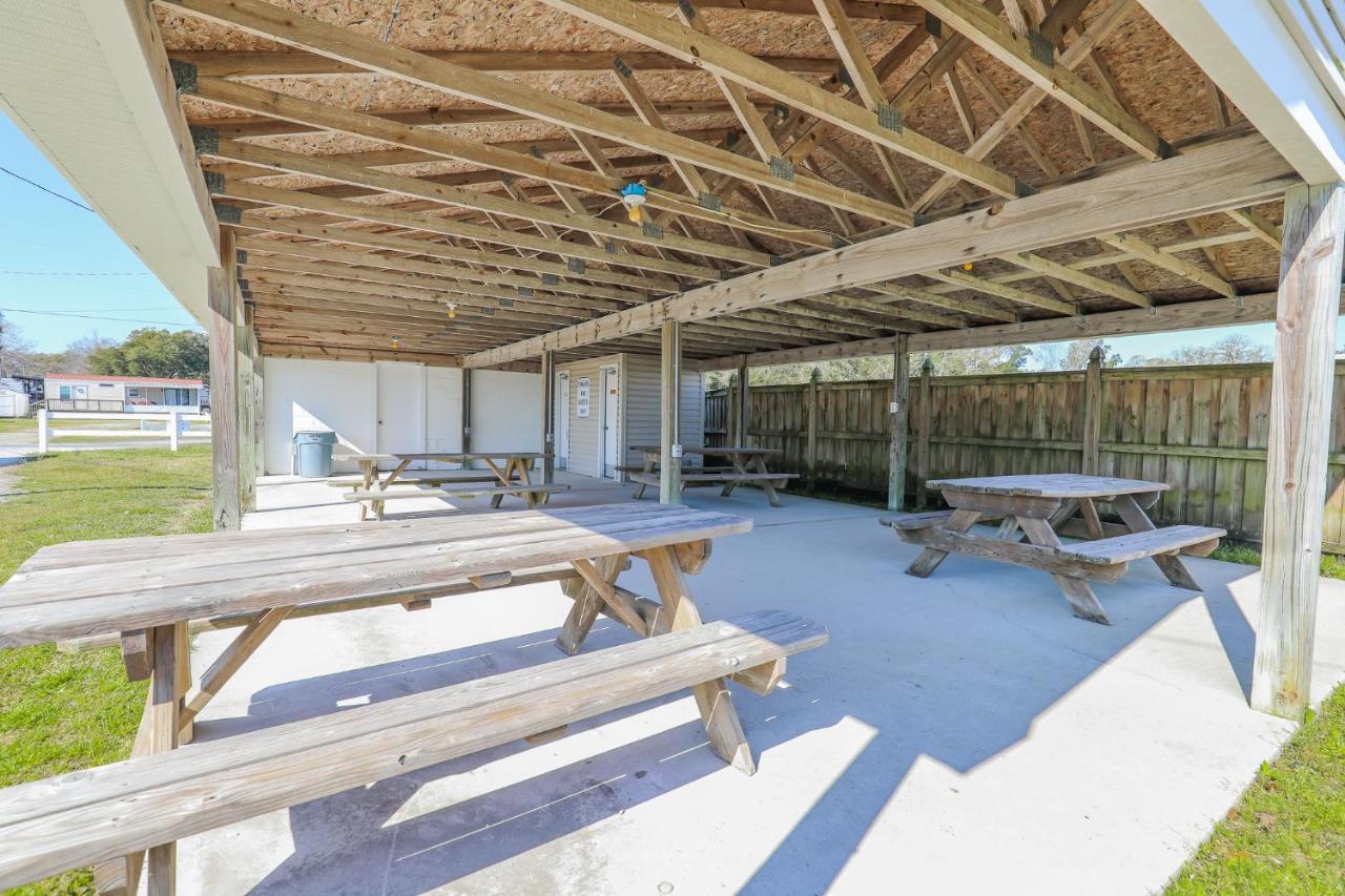 Spacious Home With Waterfront View-Welcome Pets Sneads Ferry Exterior photo