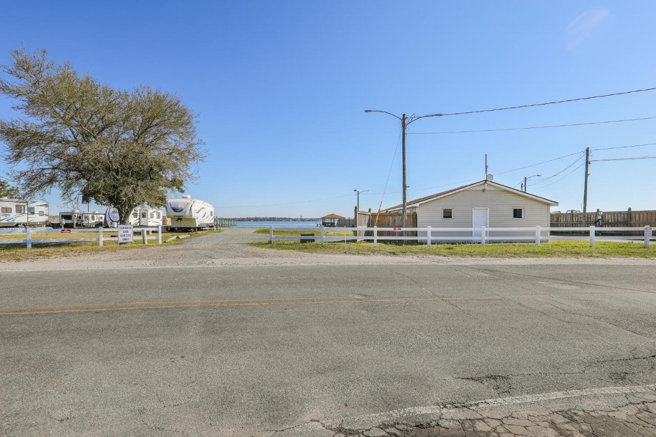 Spacious Home With Waterfront View-Welcome Pets Sneads Ferry Exterior photo